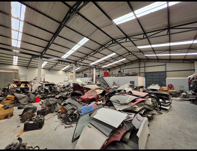 1,214M² WAREHOUSE TO LET IN COSMO BUSINESS PARK